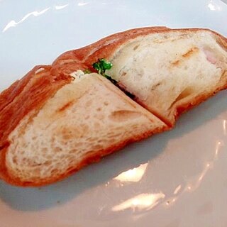 フランスパンホットサンド（ベーコン・かいわれ）